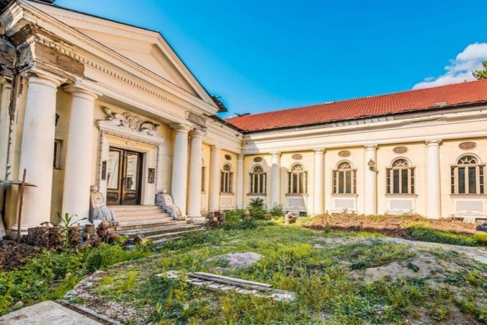 Vila lui Nicolae Ceaușescu a fost scoasă la vânzare. Cât trebuie să plătești pentru a cumpăra luxul în care a trăit dictatorul
